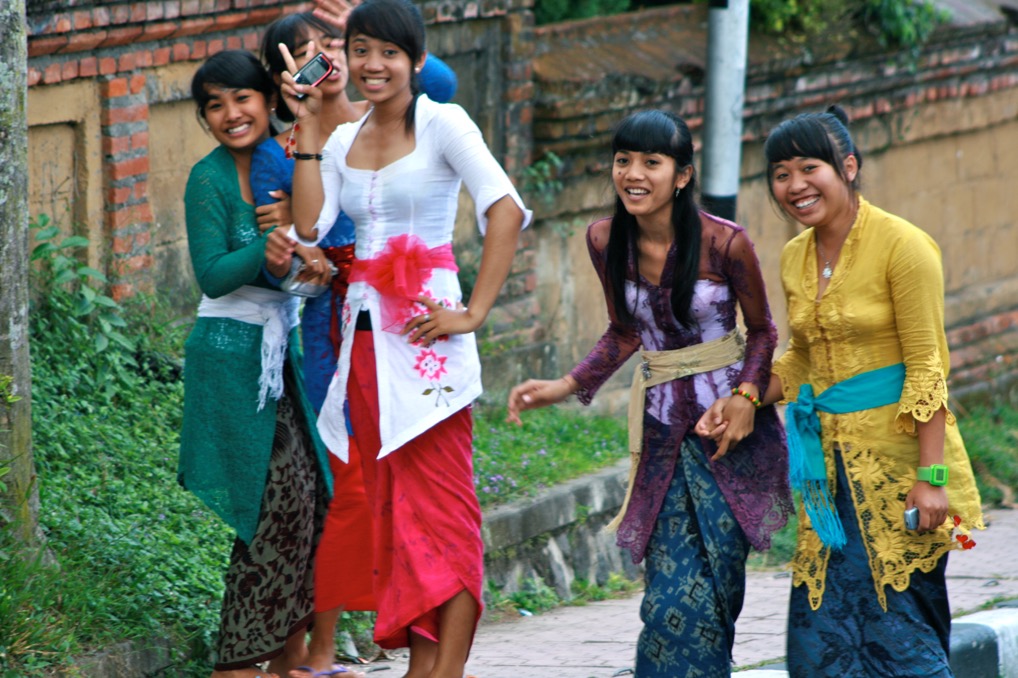 chicas estudiantes Bali Indonesia