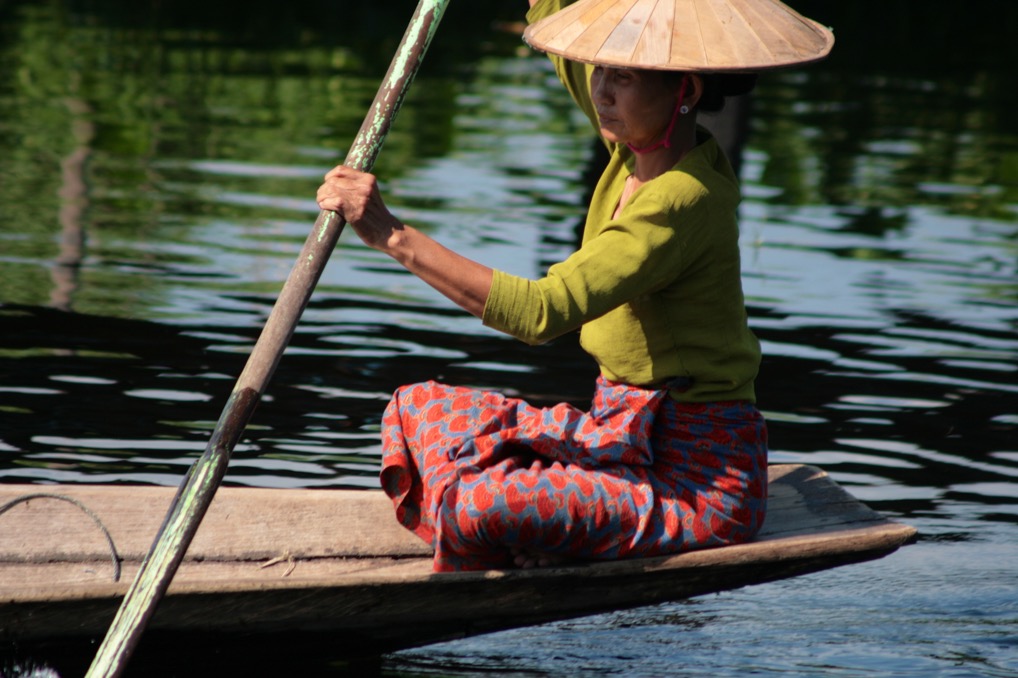 mujer-birmana-remando-su-canoa